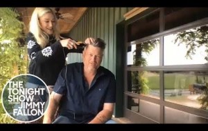 Gwen Stefani Gives Blake Shelton a Quarantine Haircut